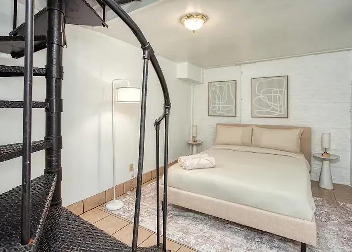 Spacious 10 Min Walk To Cmu Apartment